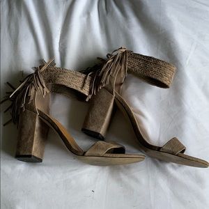 Heeled sandals with fringe